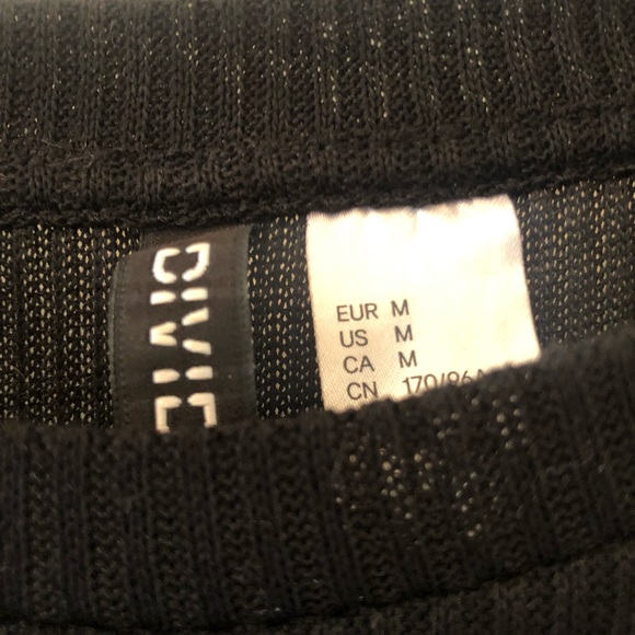 H&M tee with pearl shoulder details - Picture 3 of 5